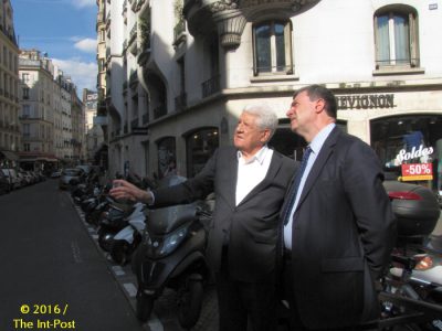 Jean Bousquet (L) and Mayor Jean-Pierre Lecoq
