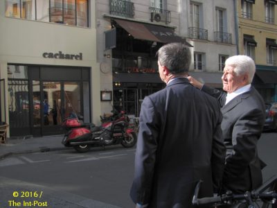 Jean Bousquet (R) and Mayor Jean-Pierre Lecoq